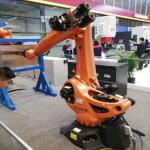Kuka Robot KR 70 R2100 With CNGBS Gun Cleaning Station For Welding Automation With 6 Axis Robot Arm